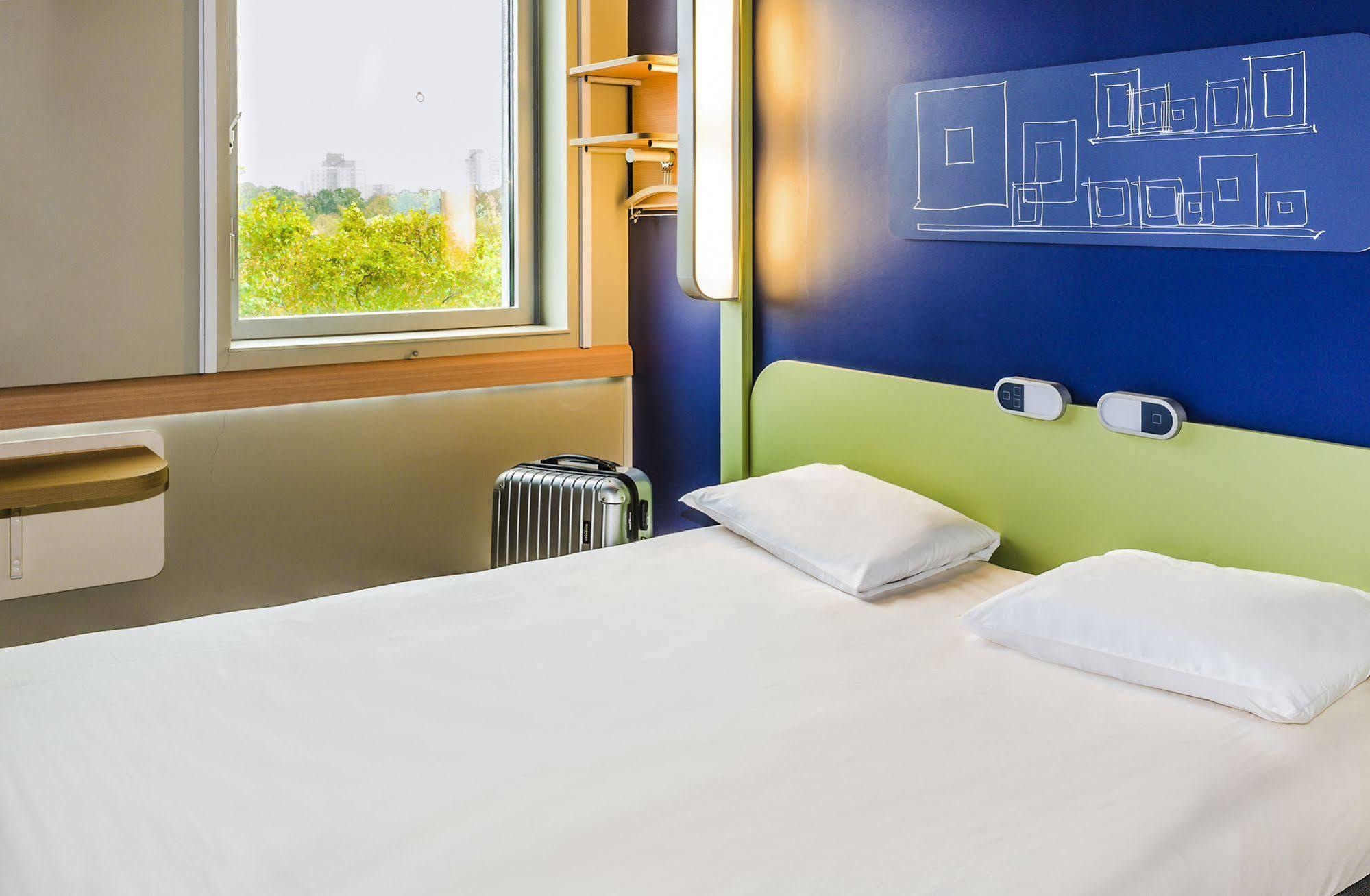 Ibis Budget Пуйи-ан-Осуа Экстерьер фото